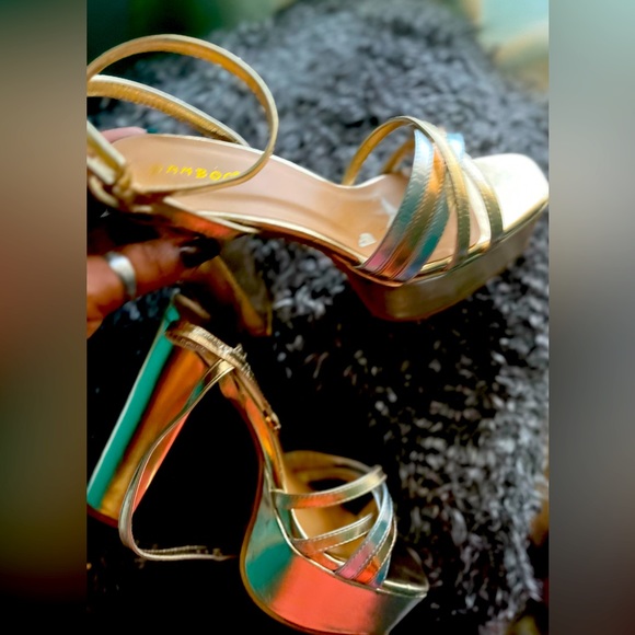 New Beautiful platform heel open toe multi metallic strap shoe - Picture 3 of 3